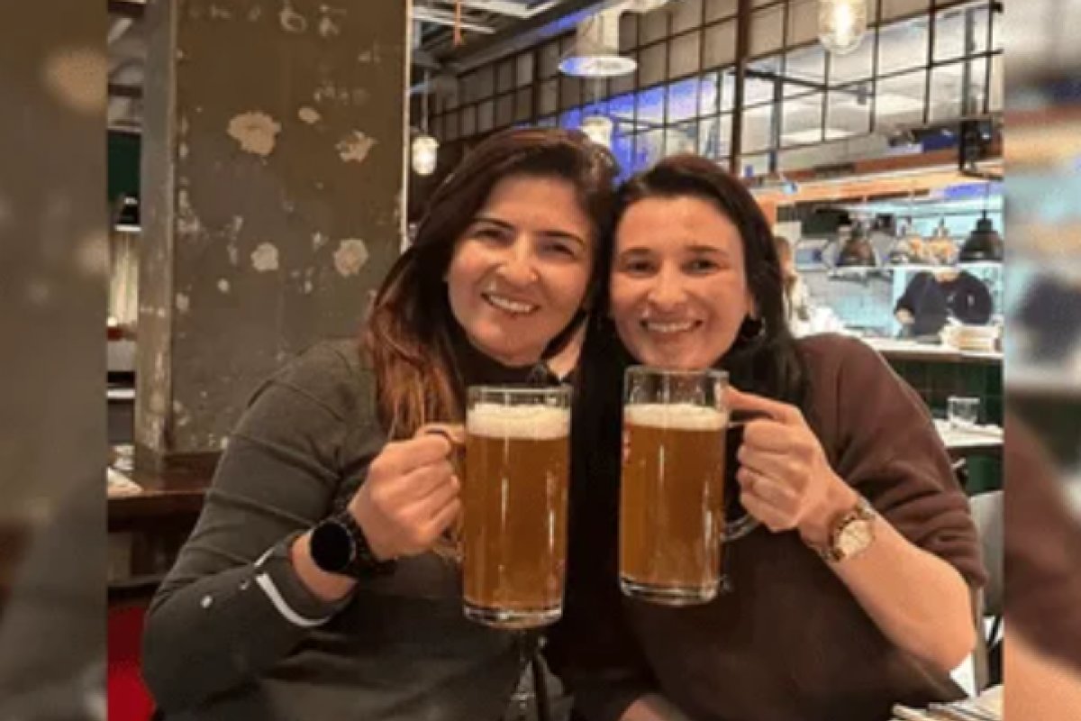 Brasileiras que tiveram malas trocadas por bagagens com drogas, comemoram liberdade tomando cerveja