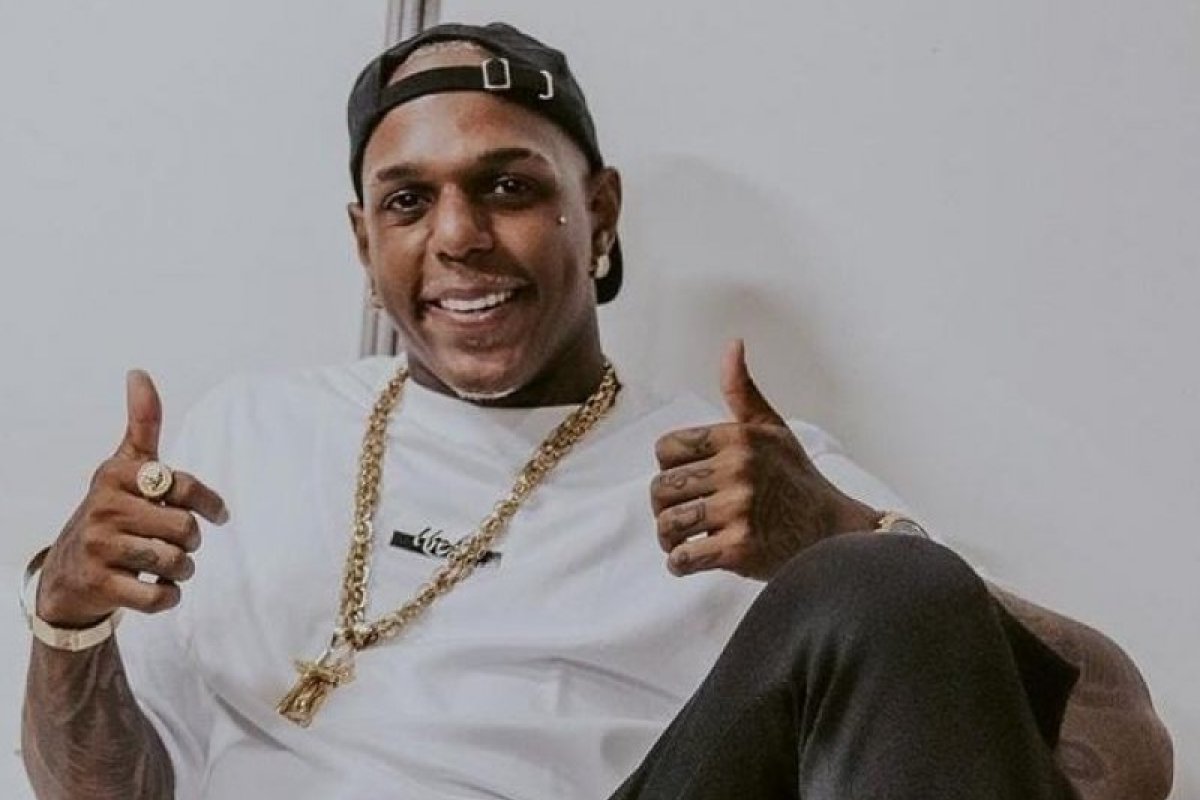 Cantor Oh Polêmico passa mal depois de ser atingido por spray de pimenta em show no interior da Bahia