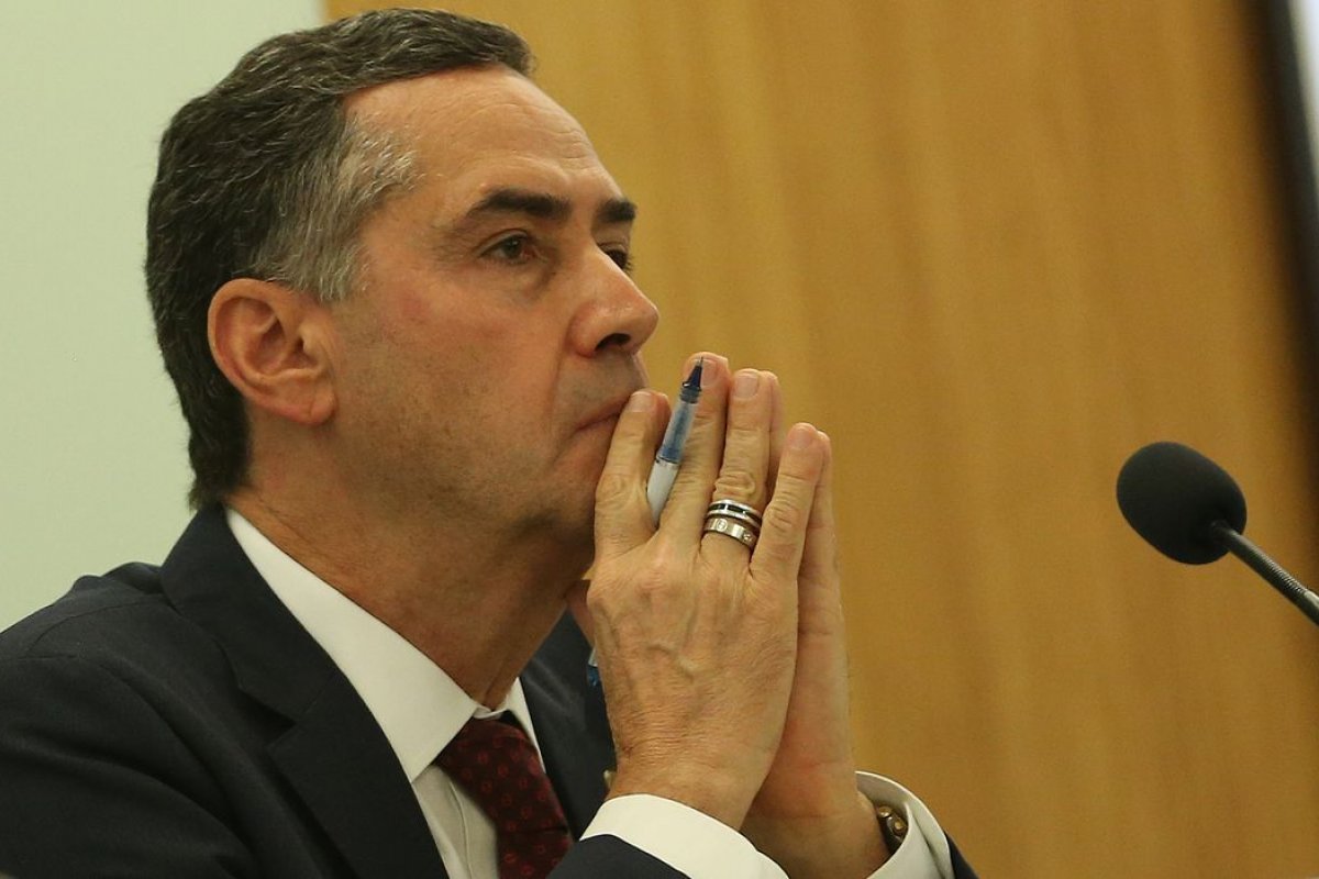 Barroso afirma que a regulação das redes sociais 'tornou-se inevitável'