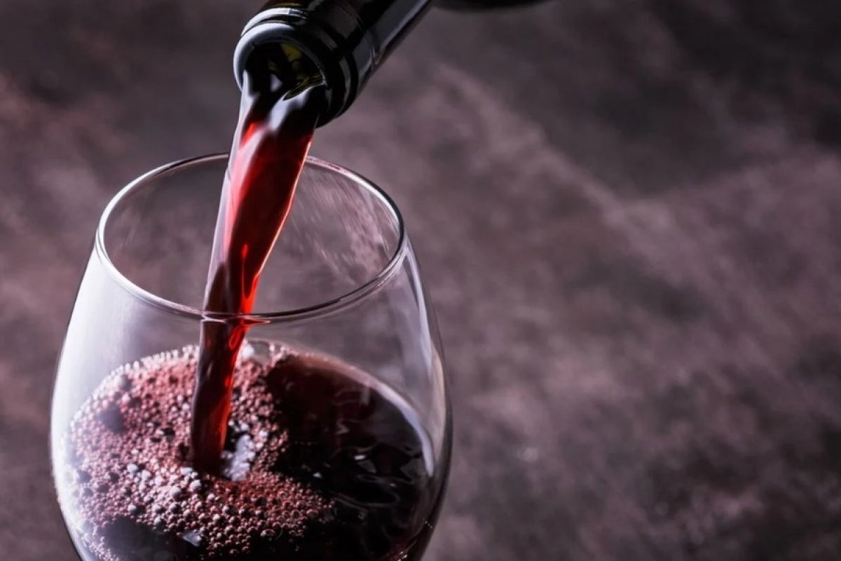 Análise de décadas de pesquisa sugere que beber moderadamente não traz benefícios à saúde