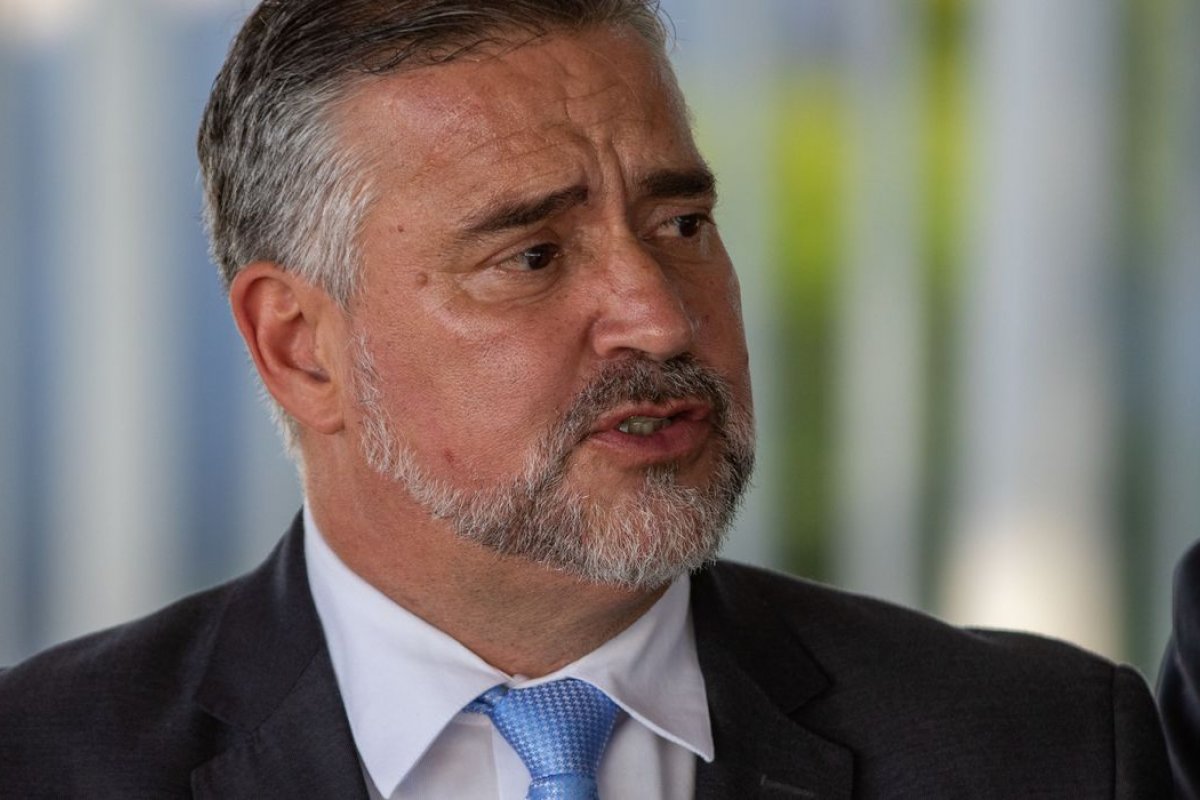"Nada muda para quem compra legalmente", diz ministro Paulo Pimenta sobre taxação internacional