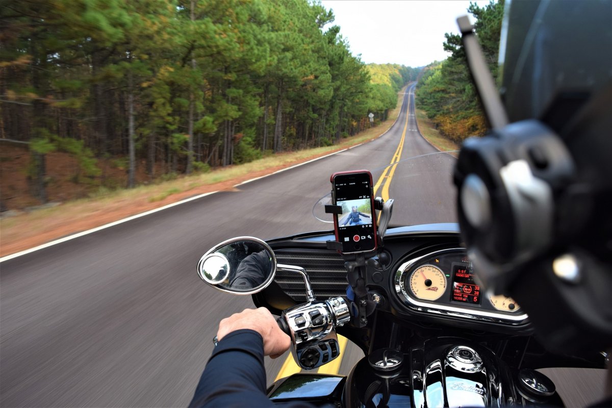 OMS lança novo guia sobre o uso de capacetes em motocicletas