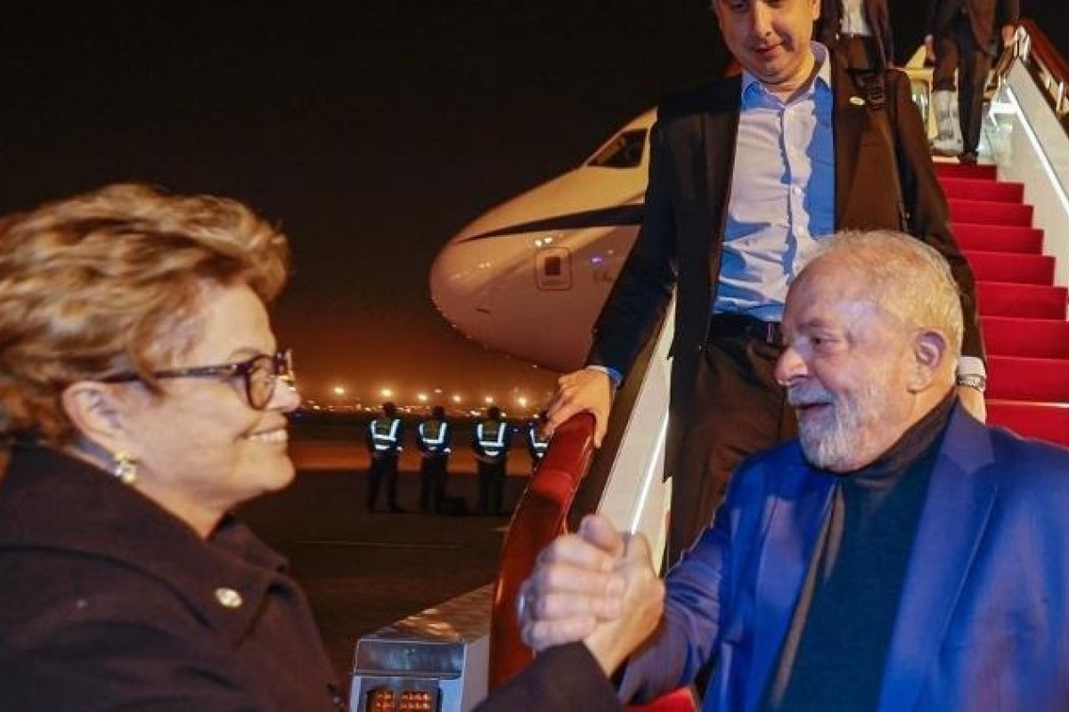 Lula desembarca em Xangai para cerimônia de Dilma no banco dos Brics