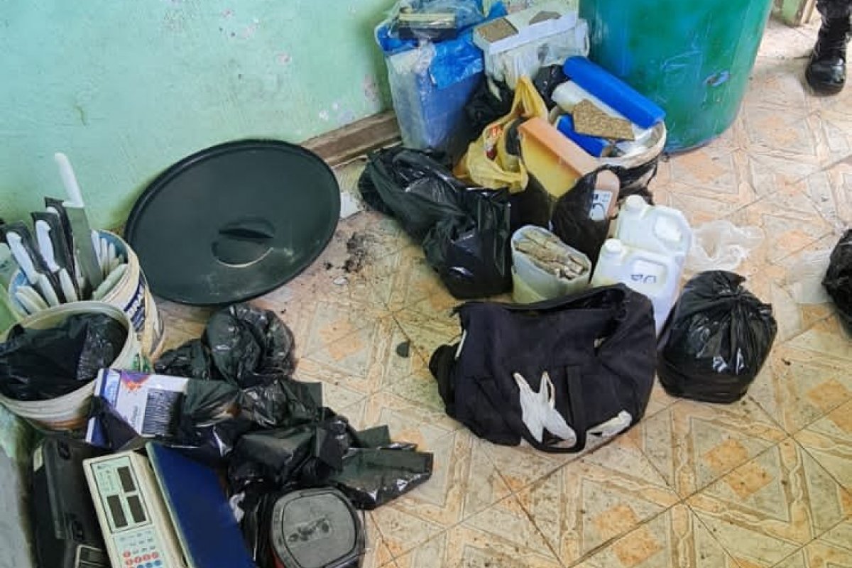 Polícia apreende drogas, armas e dinheiro em operação policial nos bairros de Salvador