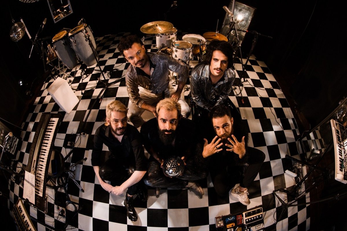 Quinteto pernambucano Bule lança single 'Vinte e Muitos Anos'