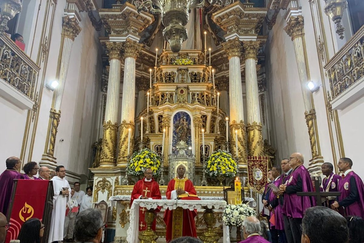 Imagem do Senhor do Bonfim é devolvida ao altar da Basílica