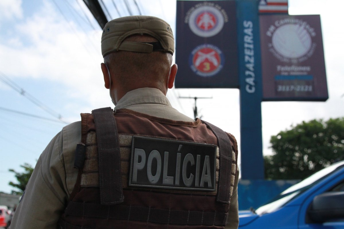 Homem é detido após entrar com faca em escola no bairro de Fazenda Grande 1, em Salvador
