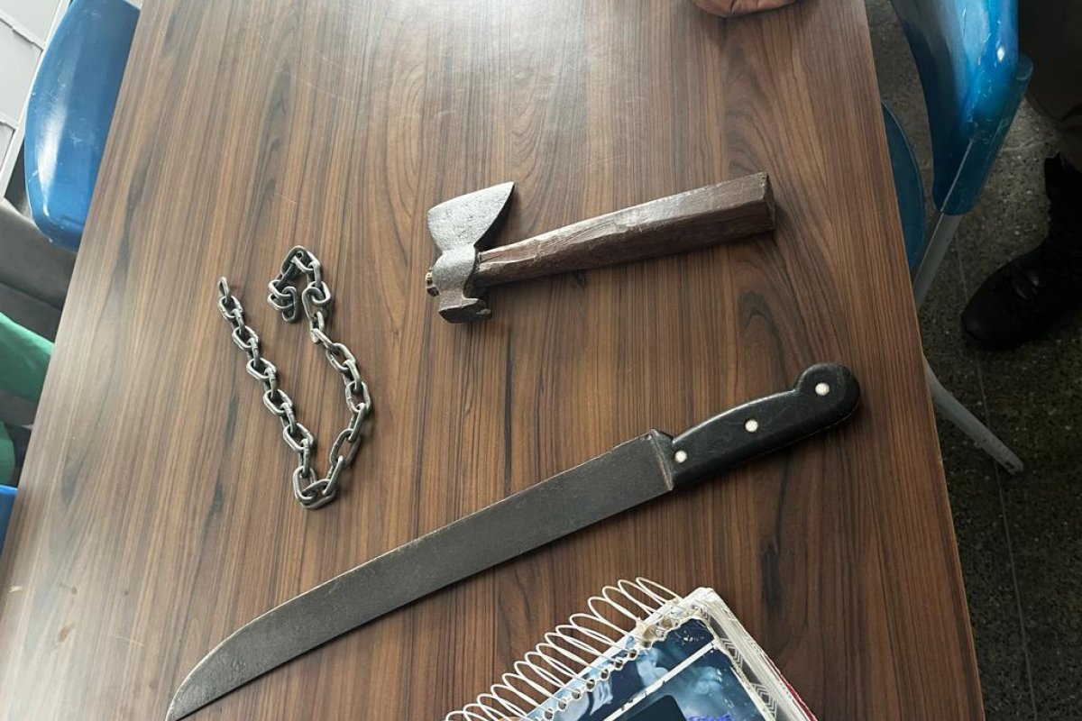 PM encontra machadinha e facão dentro de mochila de estudante em Salvador