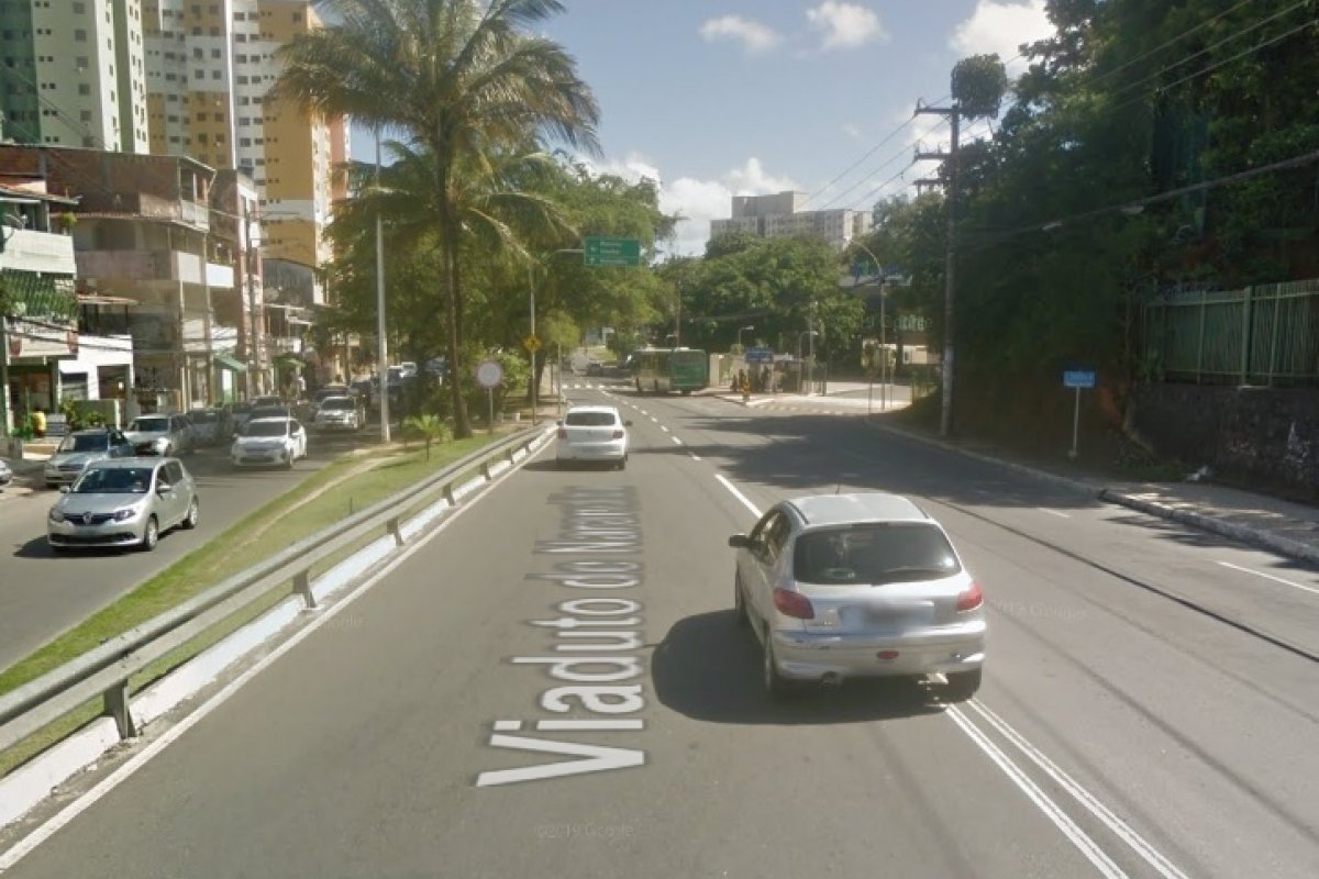 Colisão entre carro e moto deixa dois feridos na Paralela