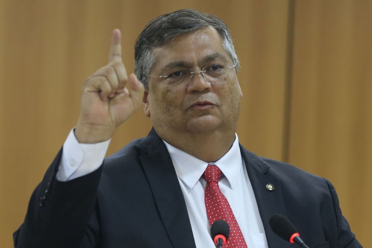 Flávio Dino diz que escolas podem ter segurança armada para conter atos de violência