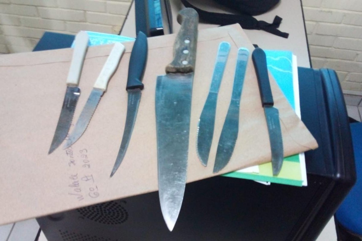 Criança de 11 anos é apreendida e sete adolescentes são encontrados com peixeira e facas em escola