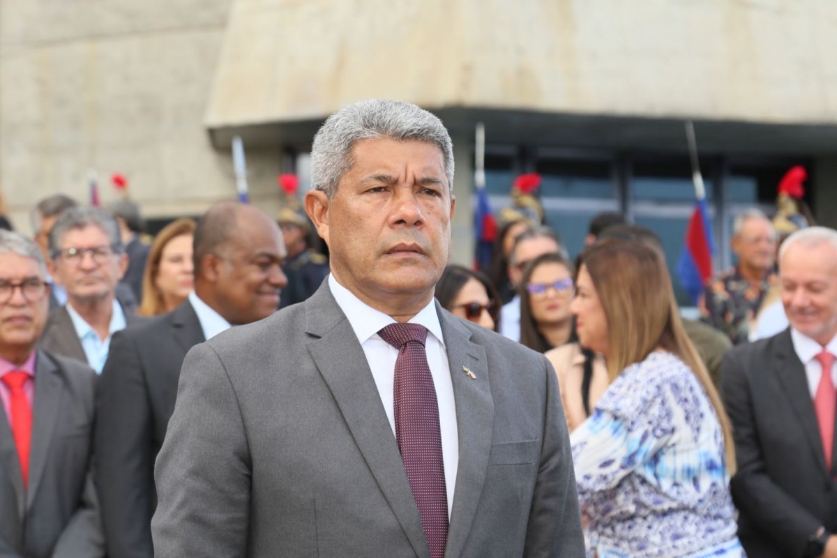 Após atentados, Jerônimo Rodrigues amplia policiamento e ronda nas escolas da Bahia