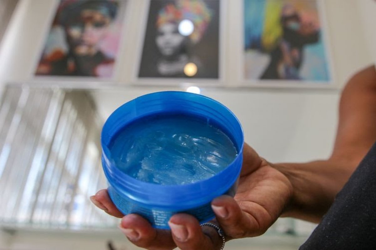 Anvisa pede que consumidores consultem lista de pomadas capilares autorizadas antes de comprar
