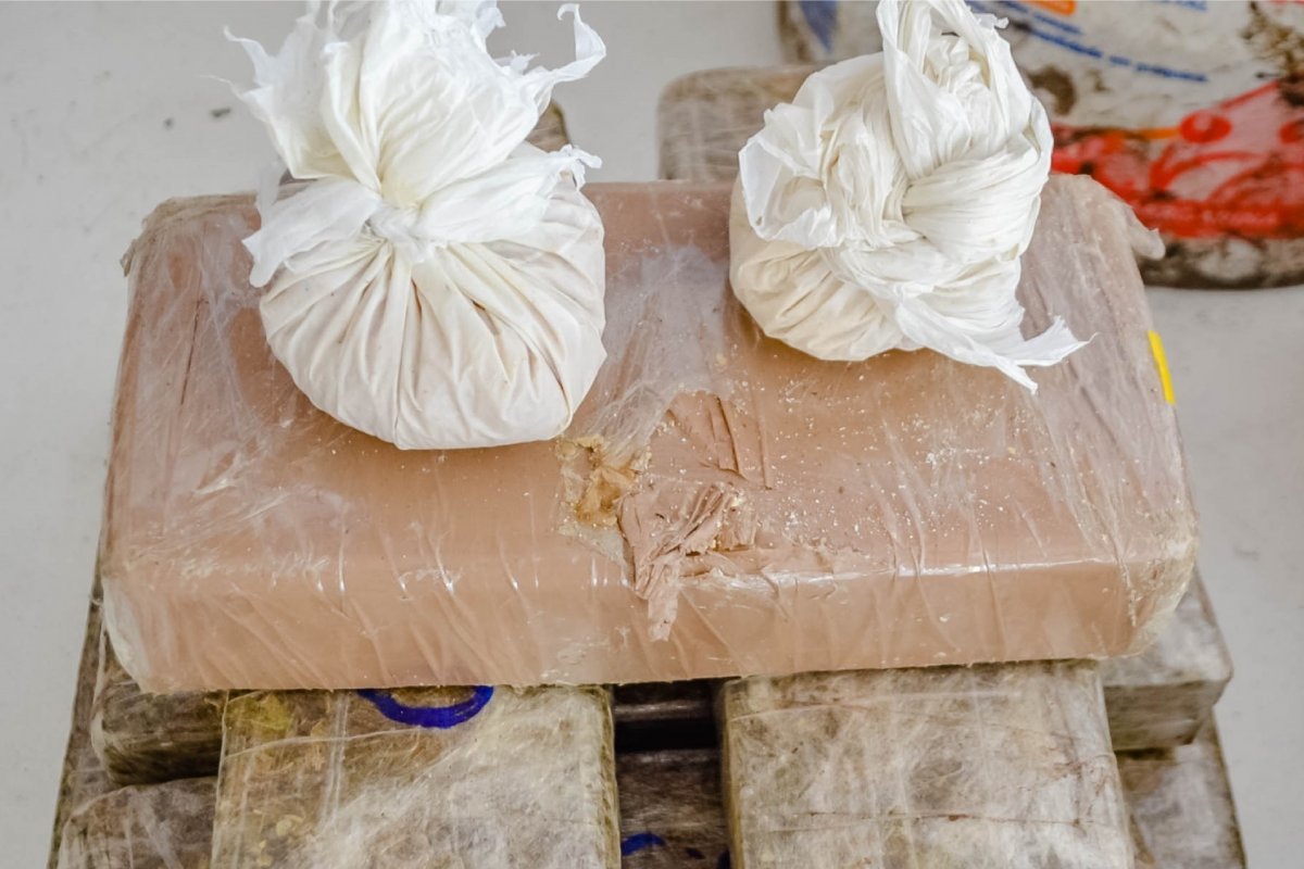 PM localiza cerca de 20 kg maconha, cocaína e crack em lixão usado como esconderijo de drogas em Itabuna