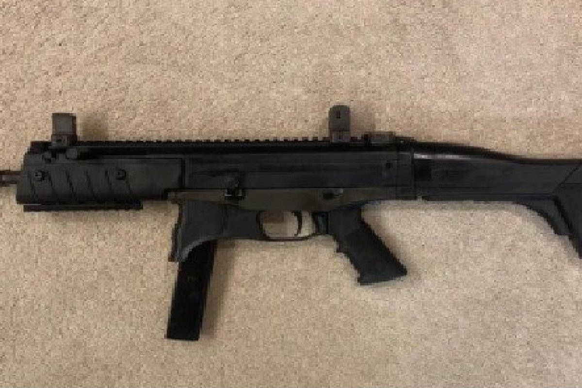 Polícia apreende metralhadora e desmonta barricada em Tancredo Neves