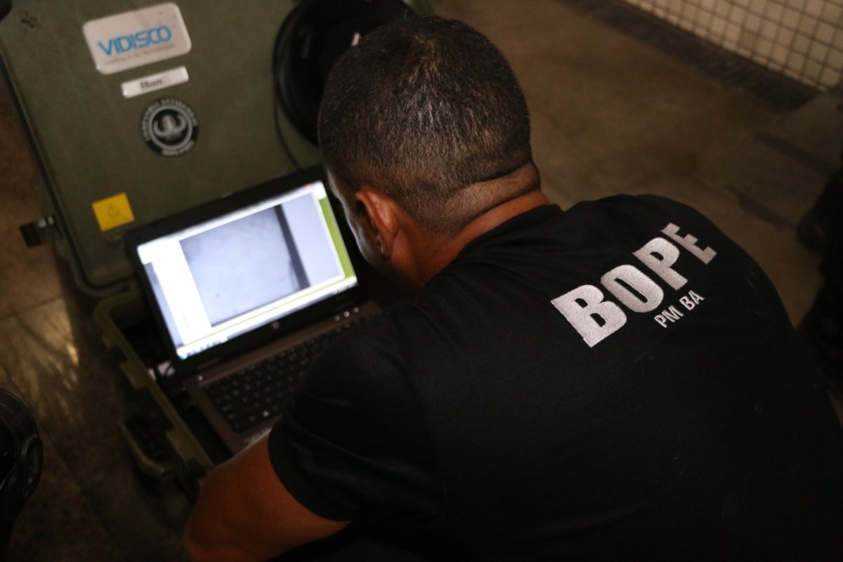 Granada falsa é destruída pelo Bope em Mata Escura