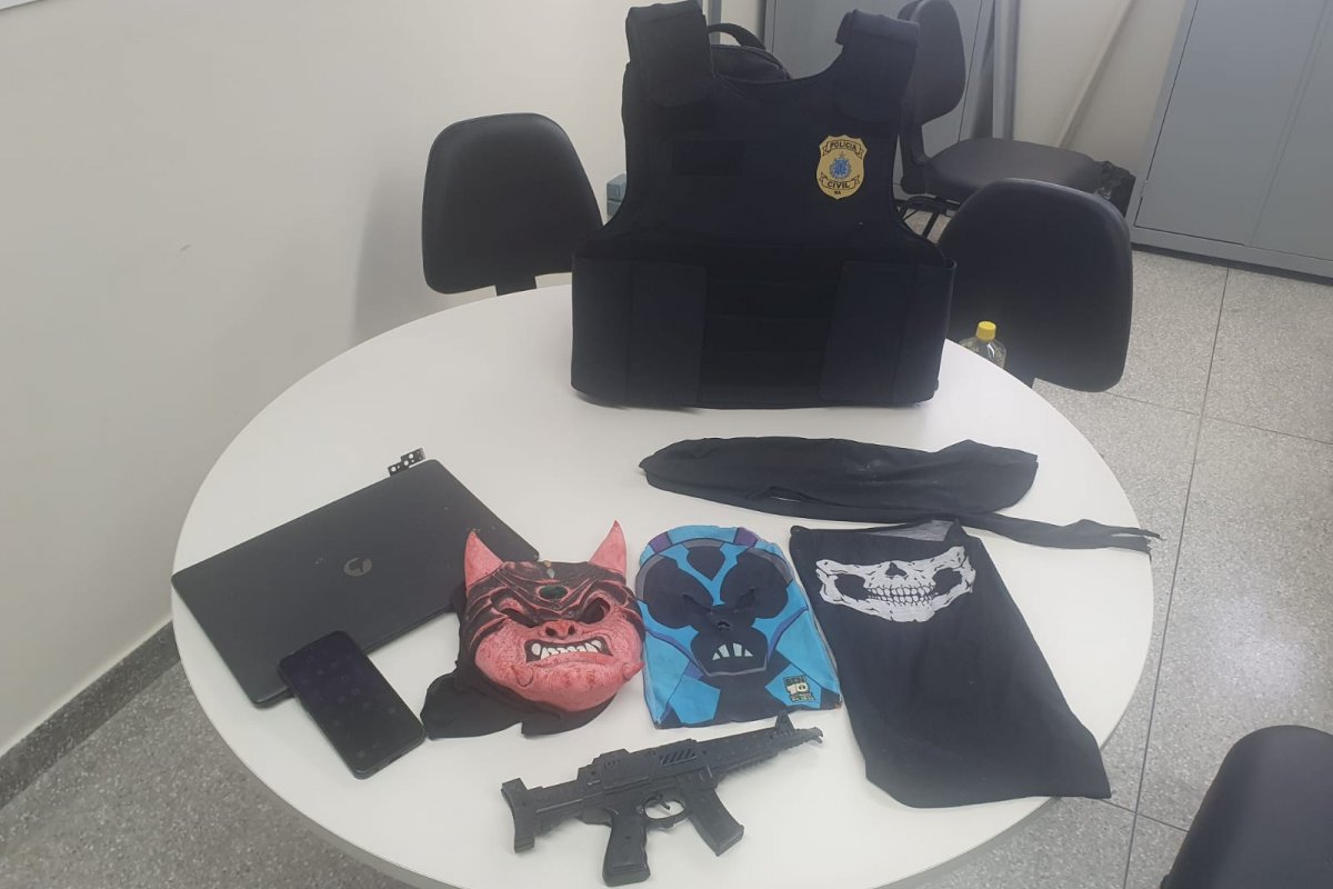 Polícia apreende cinco adolescentes suspeitos de publicar ameaças de ataques a escolas na Bahia