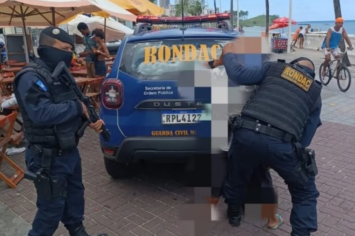 Homem é detido suspeito de importunar mulher em bar na orla de Salvador