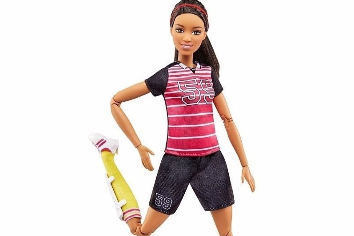 Chega ao mercado a boneca Barbie jogadora de futebol