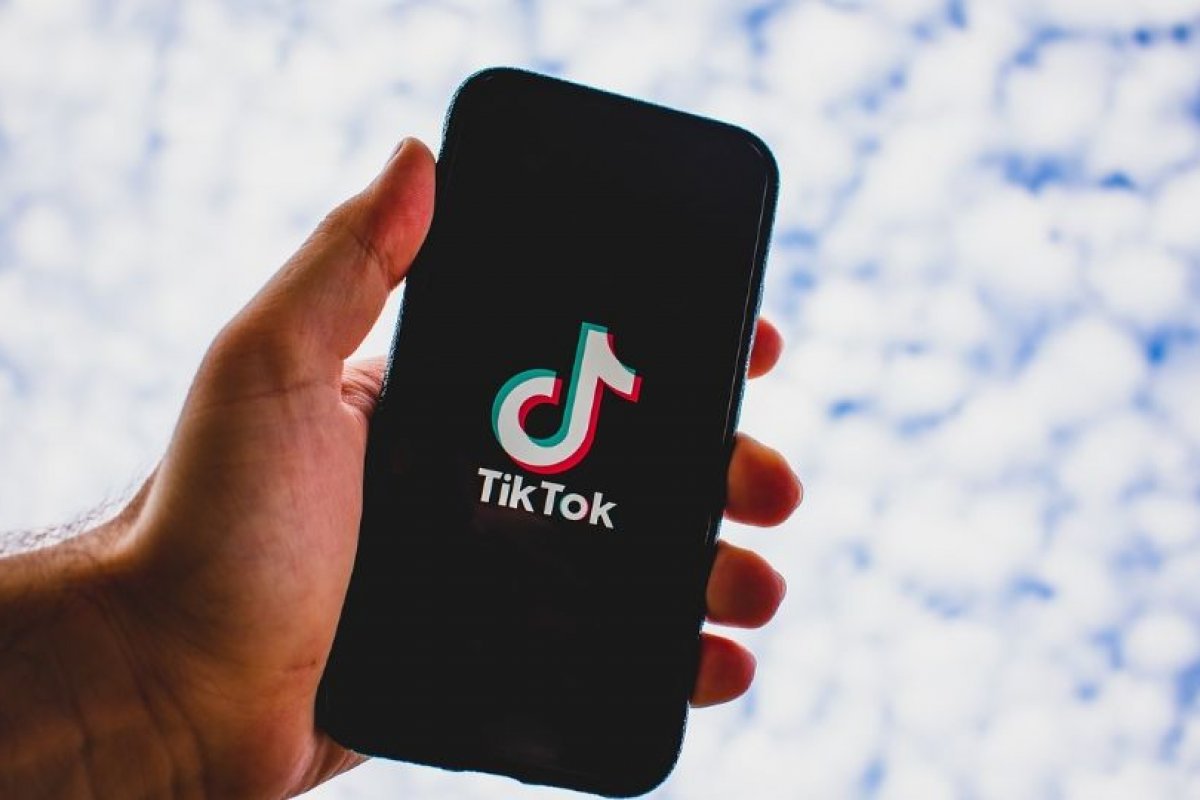 Loja vai indenizar ex-funcionária em R$ 12 mil após forçá-la a fazer danças para o TikTok
