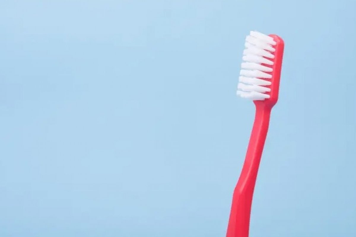 Estudo aponta que mais de 80% das escovas de dente podem trazer prejuízos à saúde bucal