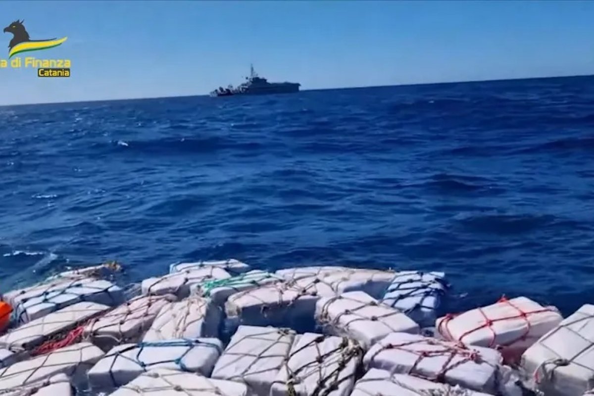 Polícia italiana apreende cocaína avaliada em R$ 2,1 bilhões boiando no mar