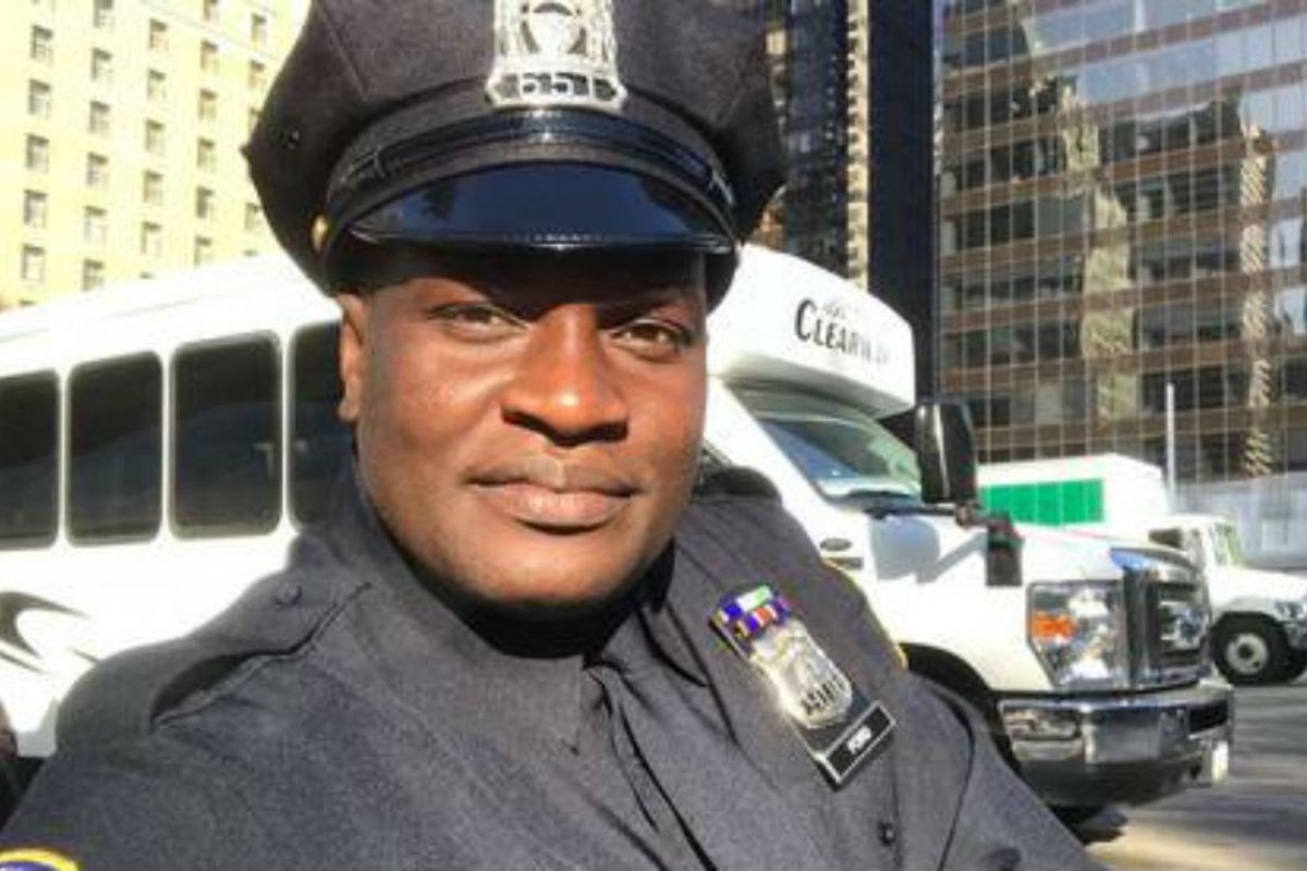 Jacaré, ex-dançarino do É o Tchan!, aparece fardado como policial no Canadá