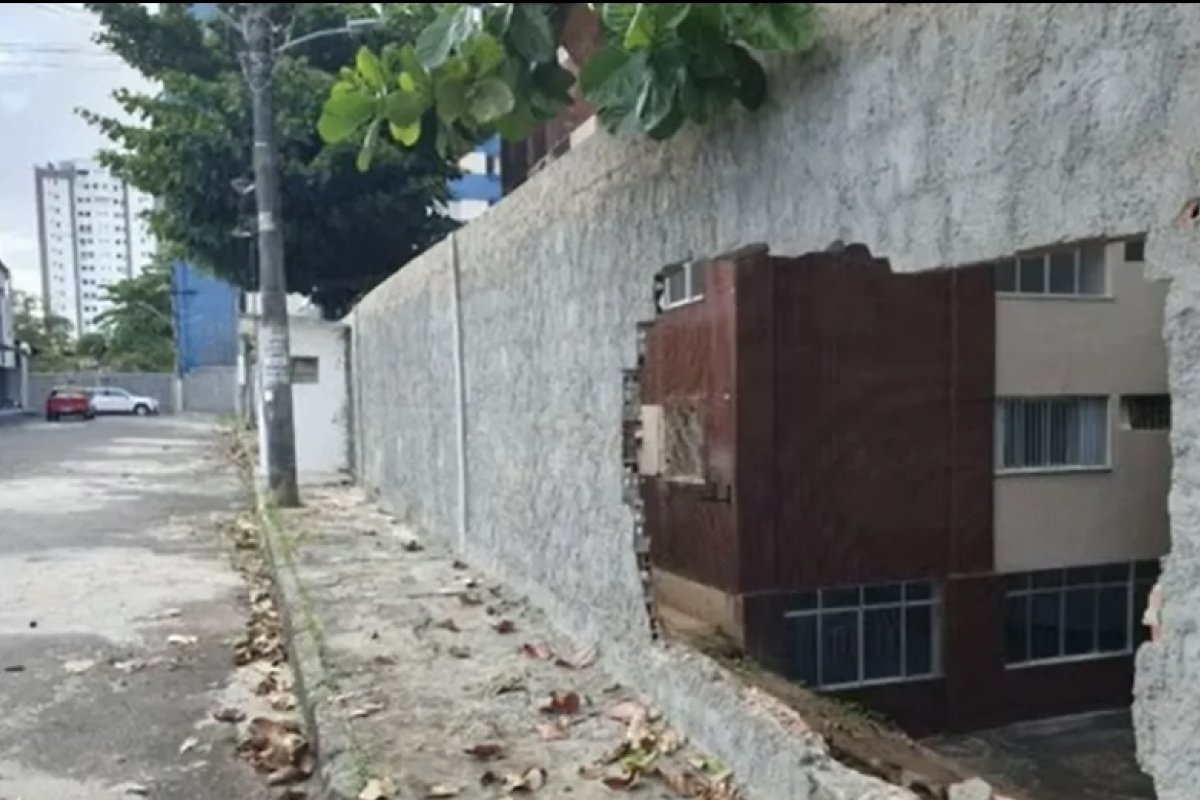 Motorista perde controle de veículo e atravessa um muro em Salvador