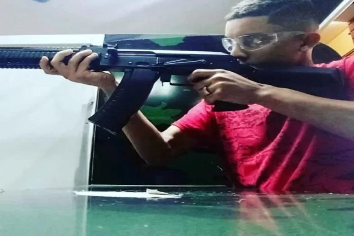 Homem que compartilhou fotos de artistas mortos ameaçou fazer massacre em escola