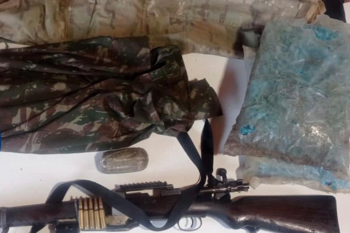 PM apreende fuzil e granada artesanal no bairro da Palestina, em Salvador