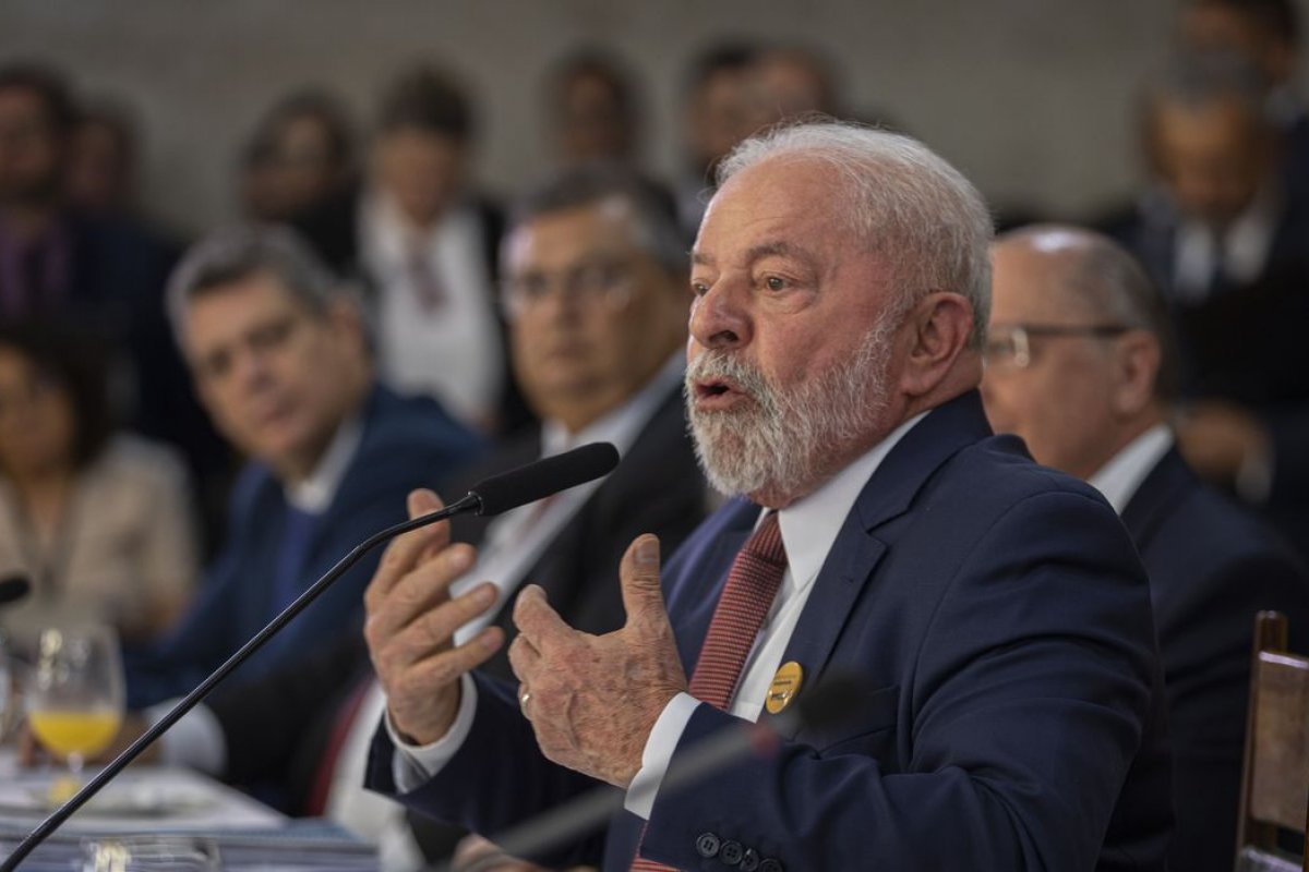 Lula diz que famílias e plataformas também têm responsabilidade de manter a paz nas escolas