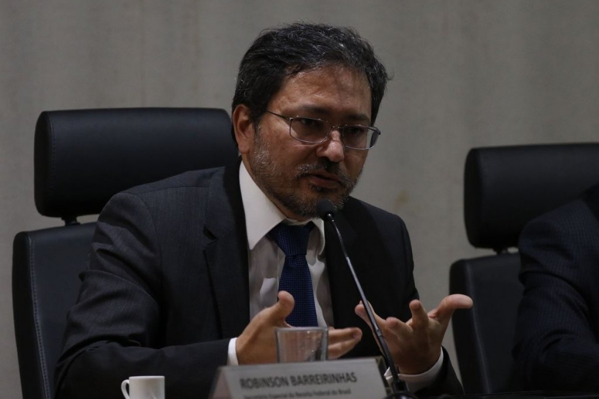 Secretário da Receita diz que haverá declaração antecipada para compras pela internet