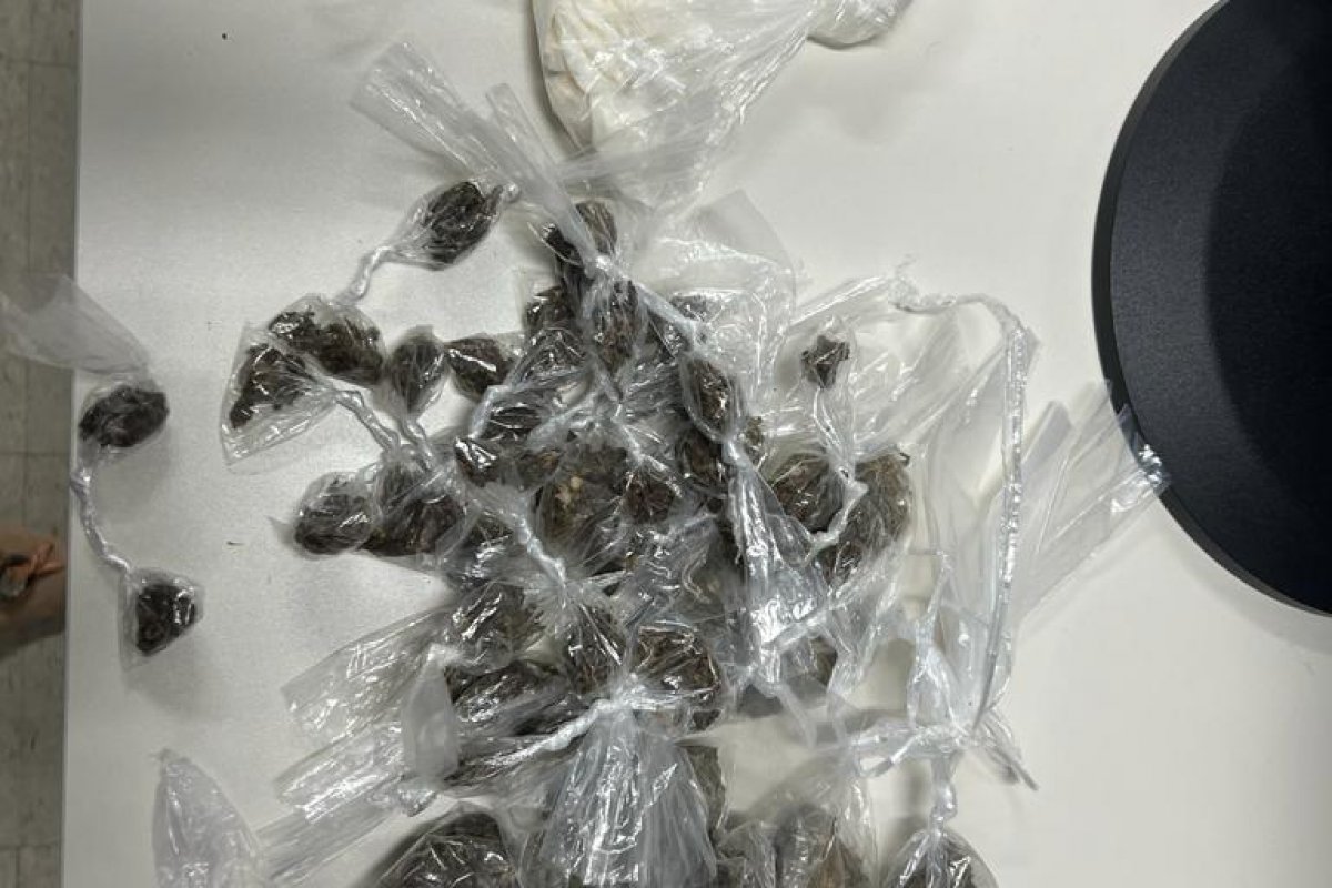 Vídeo: polícia apreende granada e drogas no bairro de Mata Escura, em Salvador