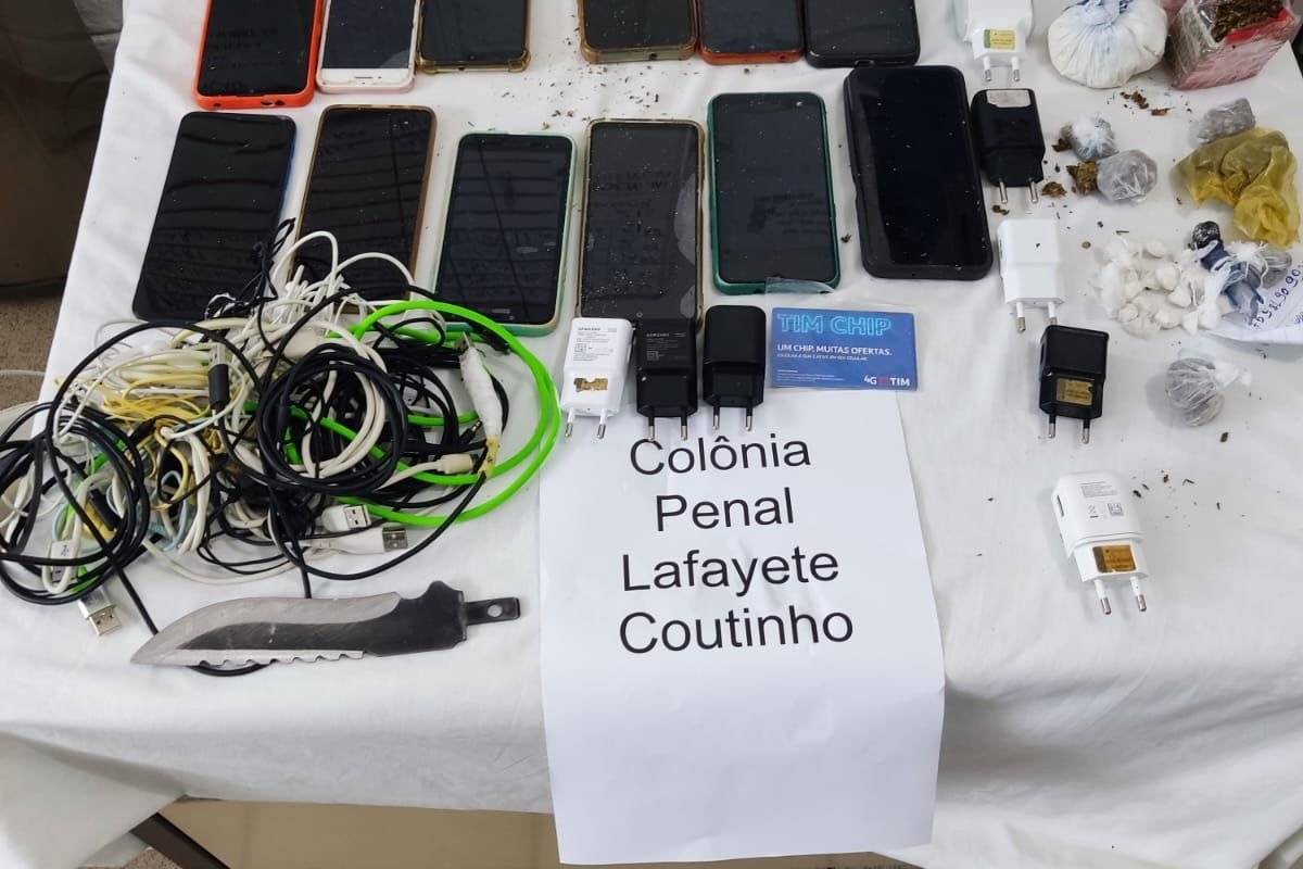 Drogas e 15 celulares são apreendidos na Penitenciária Lafayete Coutinho, em Salvador