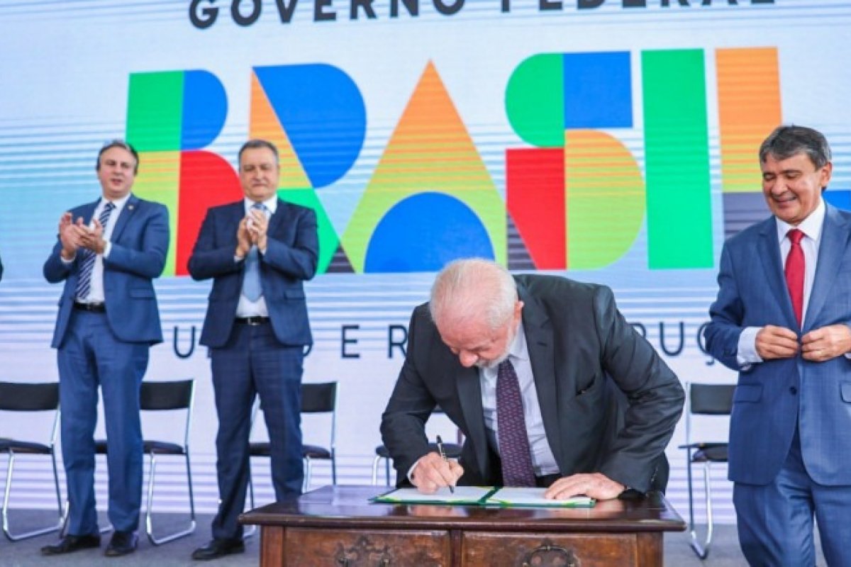 Lula assina projeto que fixa piso salarial da enfermagem em R$ 4.750