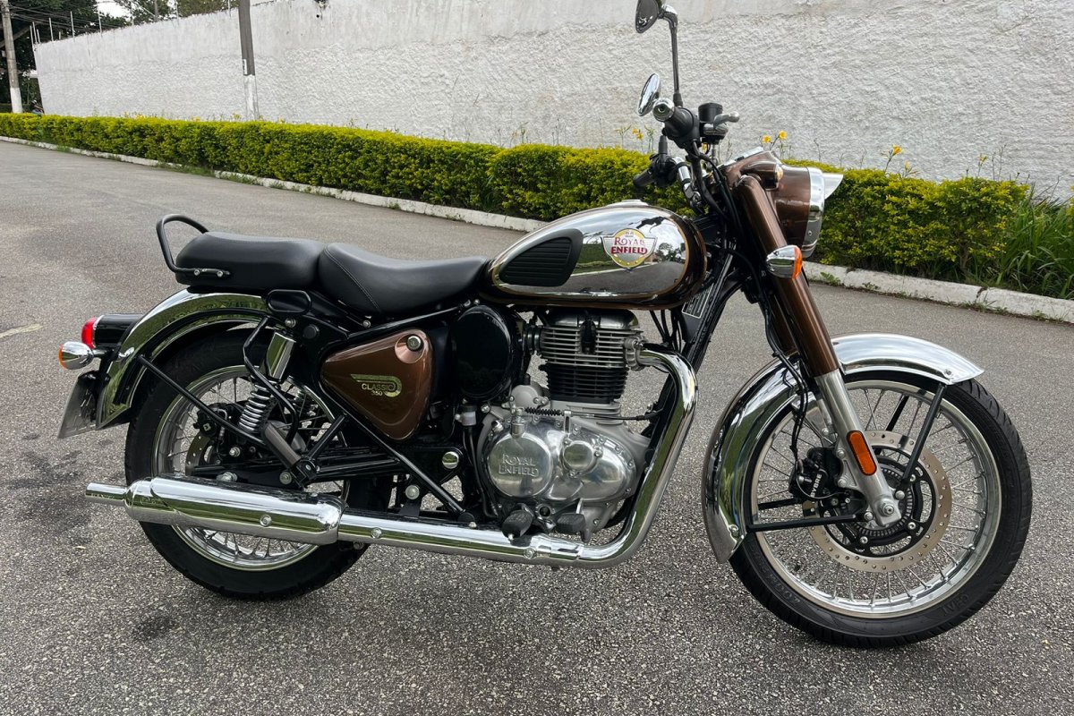Farol da Bahia testa nova Royal Enfield Classic 350