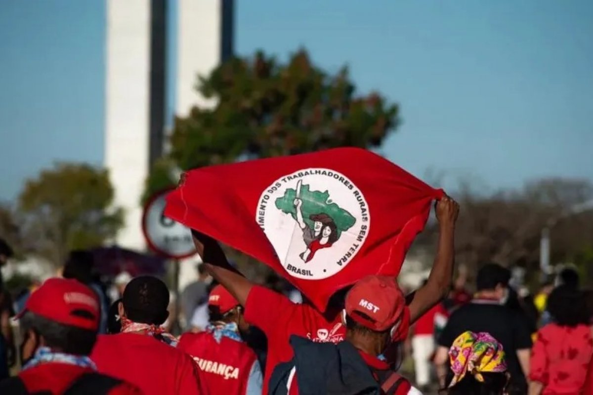 Pressionado pelo MST, governo Lula cede cargos e não consegue conter invasões