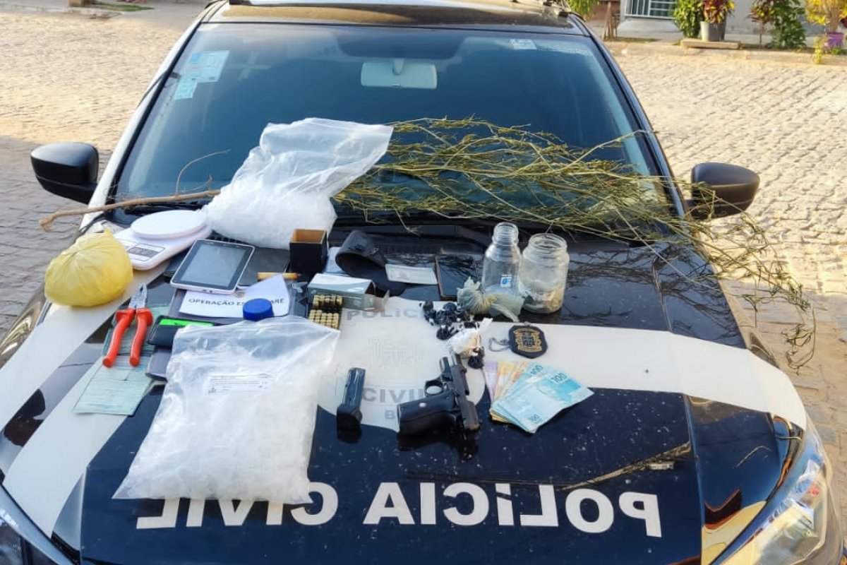 Criminoso é alcançado e preso ao tentar fugir da polícia com armas e drogas em Juazeiro
