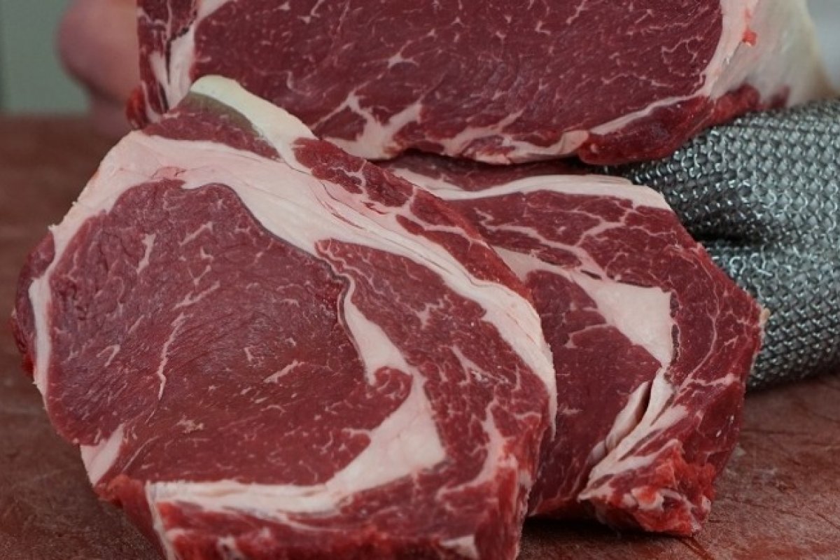 Bloqueio da China à carne brasileira prejudica produção de alimentos em fevereiro, diz IBGE
