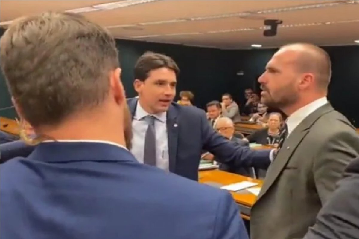 Vídeo: Deputado duvida da facada de Bolsonaro e Eduardo Bolsonaro parte para cima dele