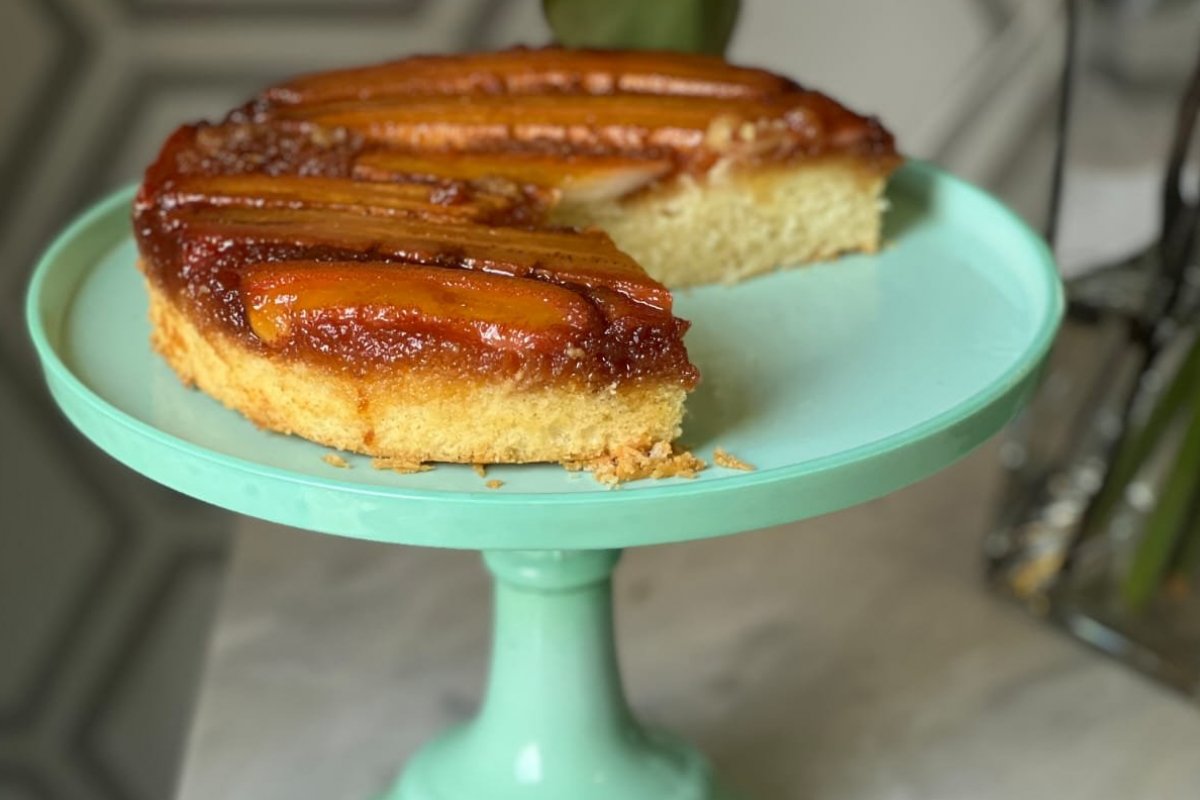 Confeiteira Bruna Rebelo ensina a fazer bolo de banana com cobertura caramelizada! 