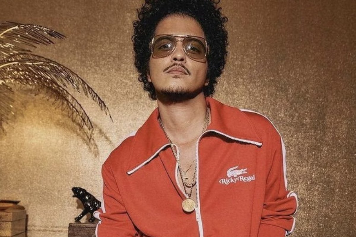 Cantor Bruno Mars comemora ingressos de show esgotados com “dança da motinha”