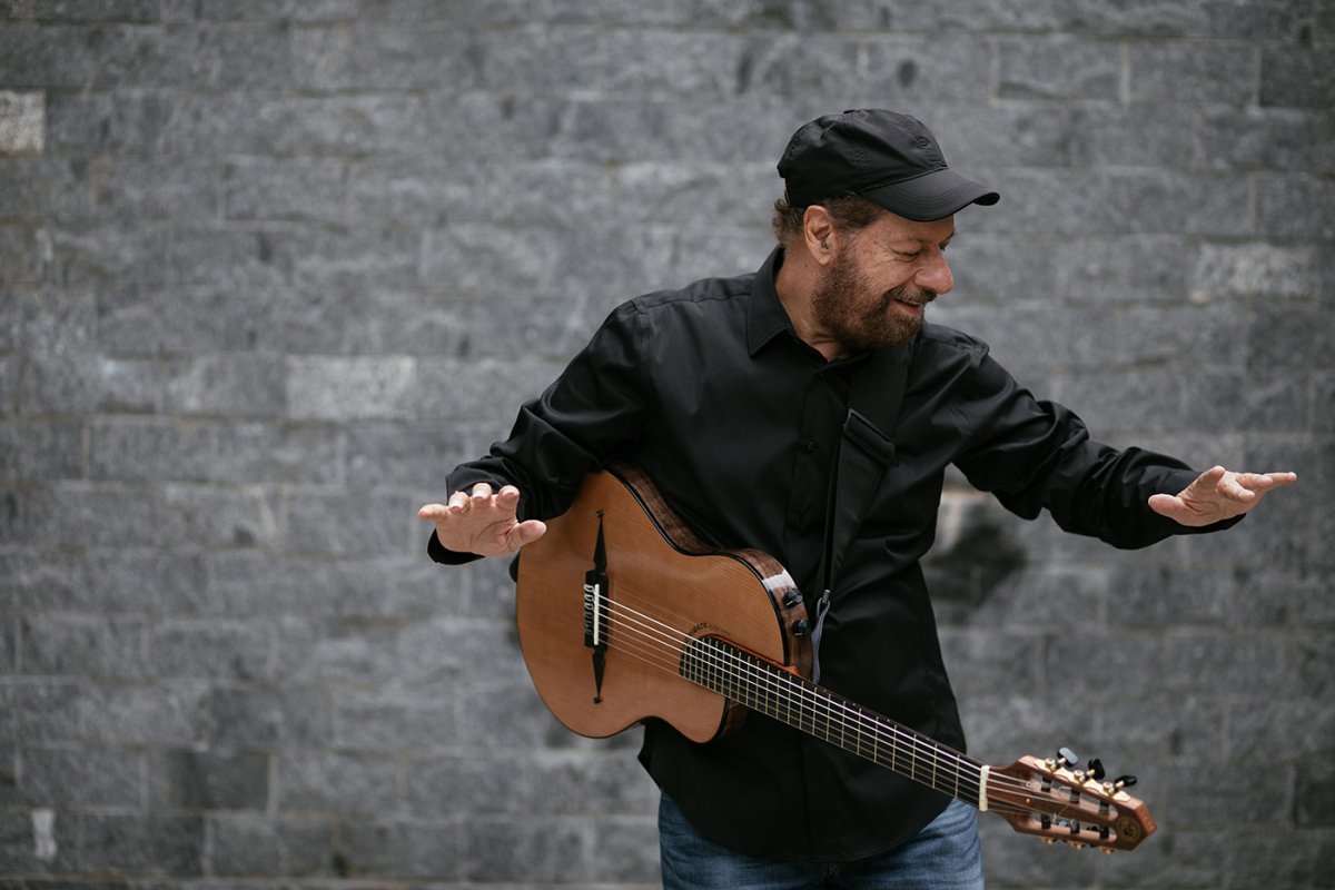 João Bosco se apresenta em show solo no palco do Projeto Tamar