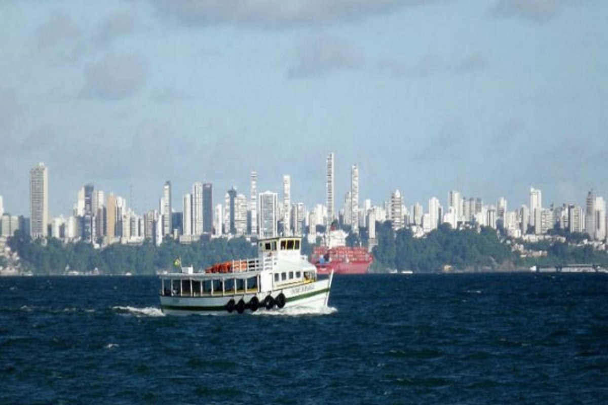 Travessia de lanchas entre Salvador e Mar Grande tem movimento intenso de embarque no Terminal Náutico