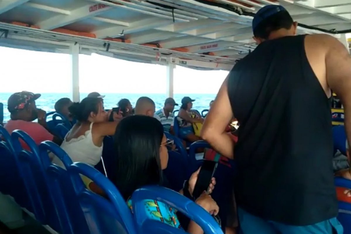 Lancha com 46 passageiros quebra durante travessia Salvador- Mar Grande