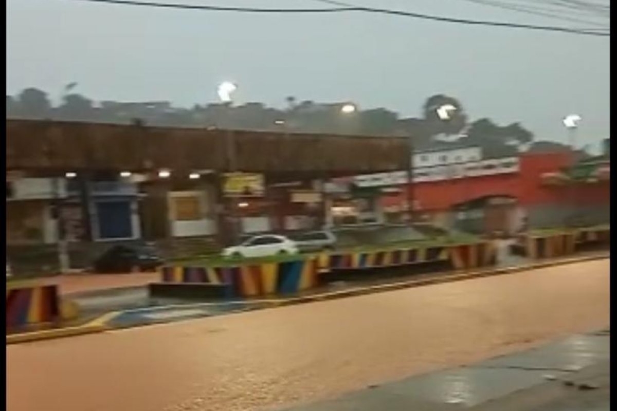 Vídeo: Fortes chuvas atingem sul e extremo sul da Bahia nesta sexta-feira (21)