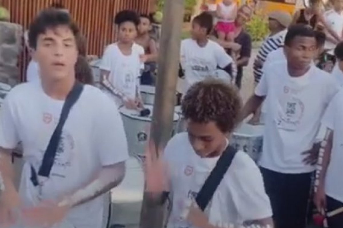 Veja vídeo: Marcelo Cady Sangalo toca timbau em rua da Praia do Forte 