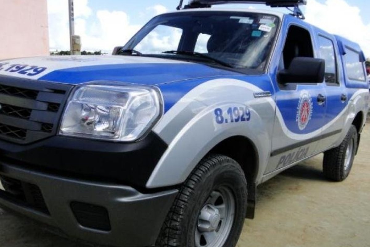 Após confundir vítima com gêmeo PM, homens matam mulher e fazem marido réfem