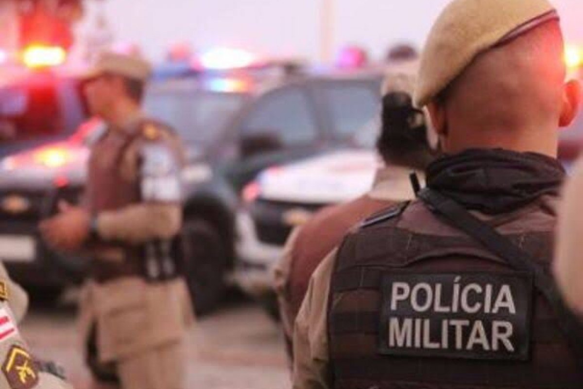 Criança engasgada é salva por PM em Lauro de Freitas