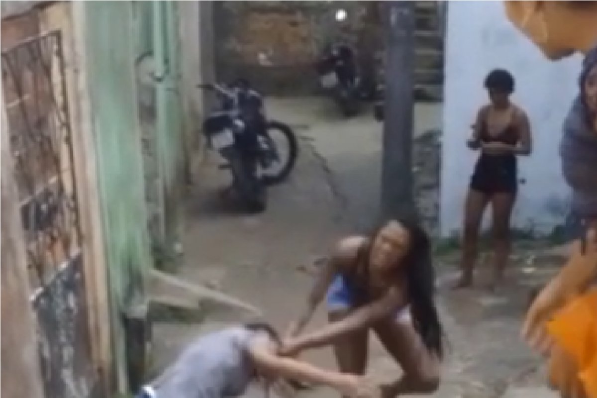Vídeo: Mulher apanha de supostos traficantes após iniciar briga no Pelourinho